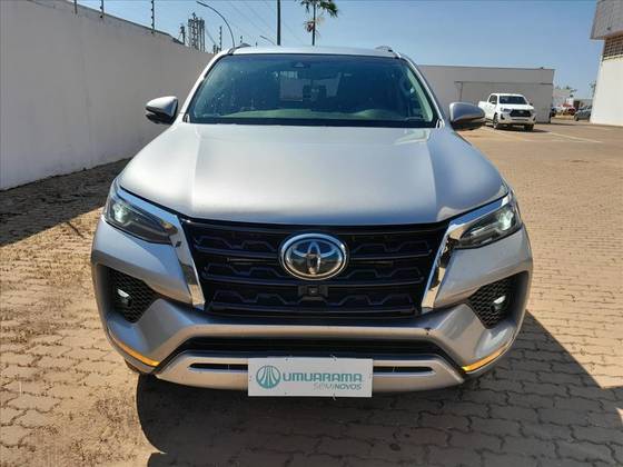 TOYOTA HILUX SW4 2.8 D-4D TURBO DIESEL SRX 7L 4X4 AUTOMÁTICO TOYOTA HILUX SW4 2.8 D-4D TURBO DIESEL SRX 7L 4X4 AUTOMÁTICO